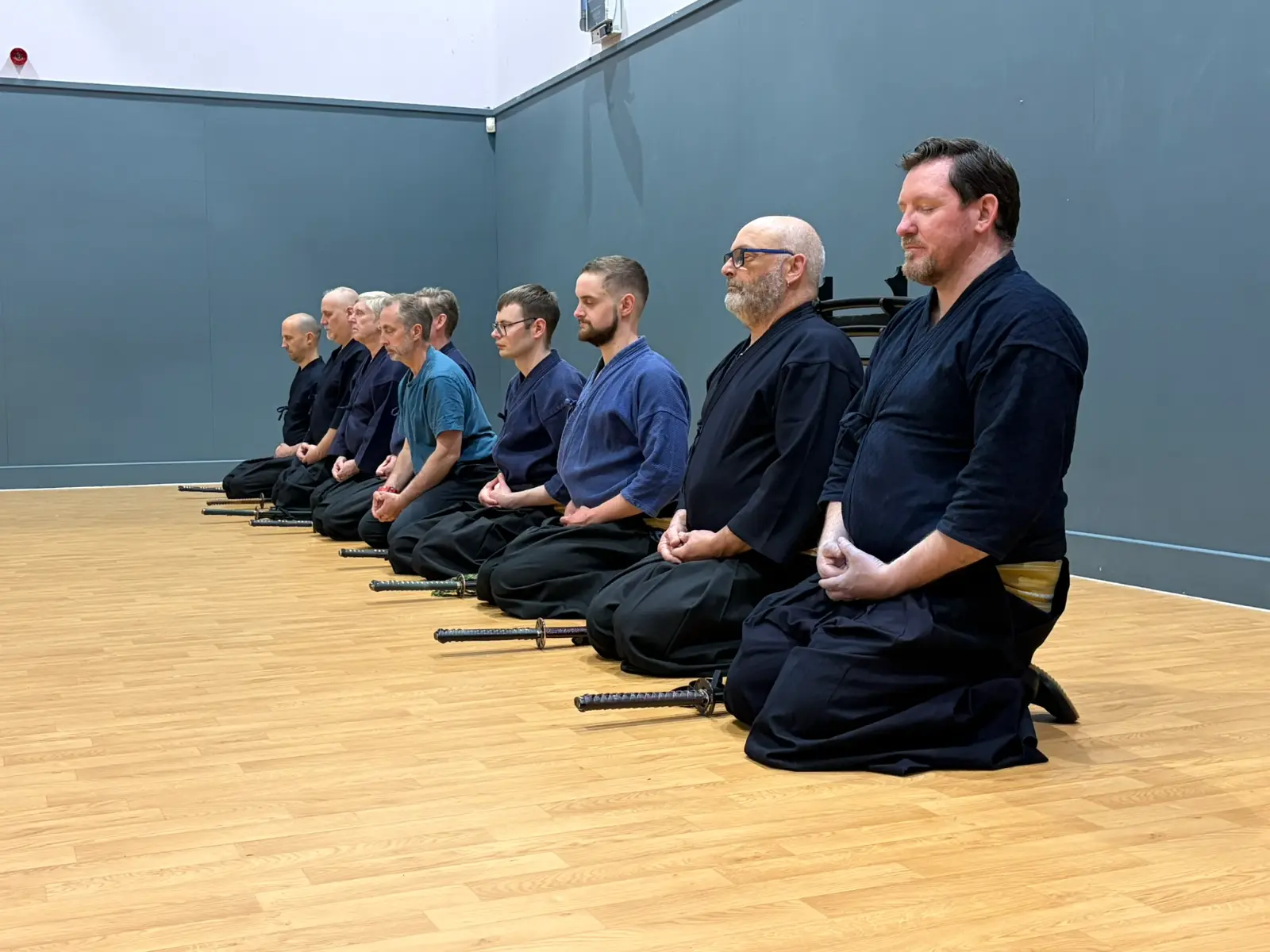Silent contemplation 'mokuso' at start and end of class